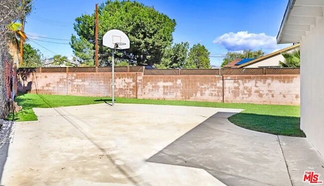 Building Photo - 11625 Keswick St