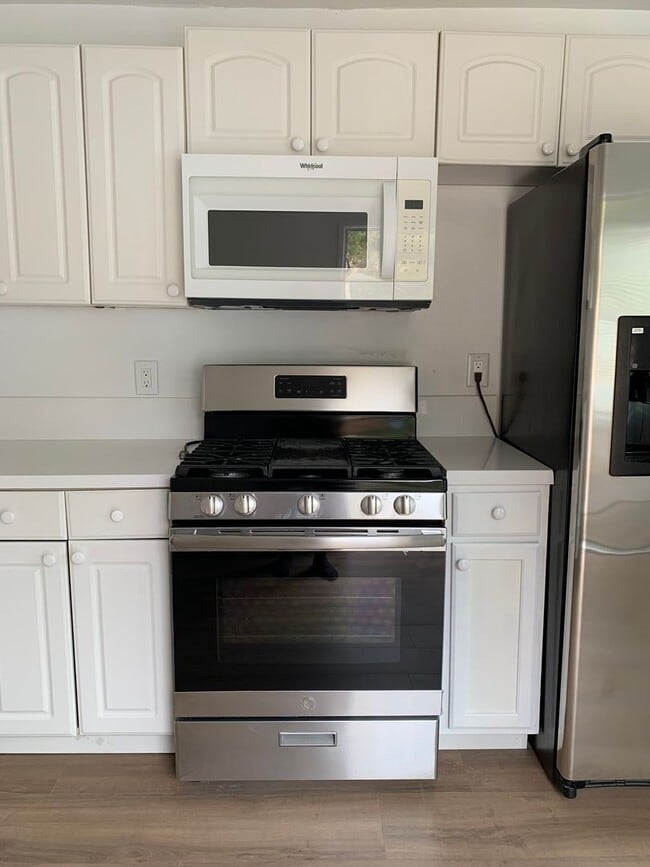 Building Photo - Spacious 2 bedroom