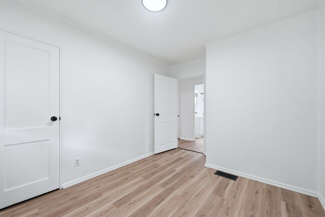 Building Photo - New 3 bedroom listing!