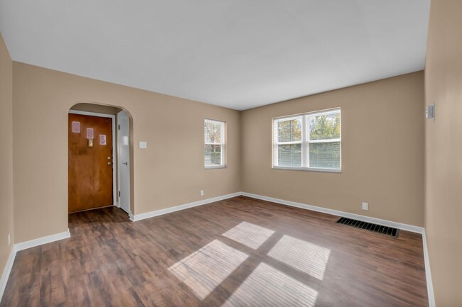 Building Photo - Welcome to this charming two-bedroom in Ho...