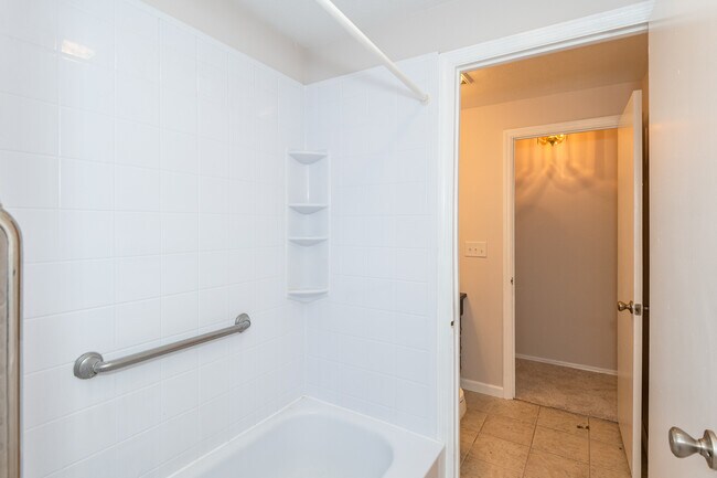 Building Photo - 6757 Summerdale Dr