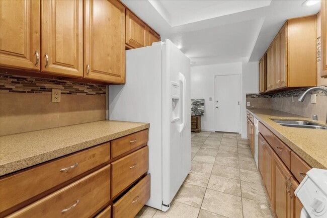 Building Photo - Private Direct-Access 3 Bedroom Townhome with 2 Car Garage, Patio, Balcony, Pool and Tennis