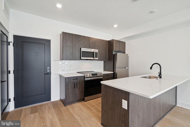 Building Photo - 1419 W Grange Ave