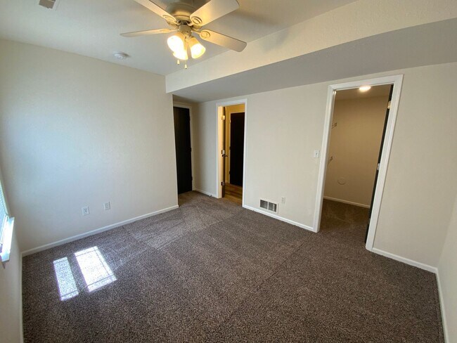 Building Photo - 4 Bedroom newly remodeled Duplex