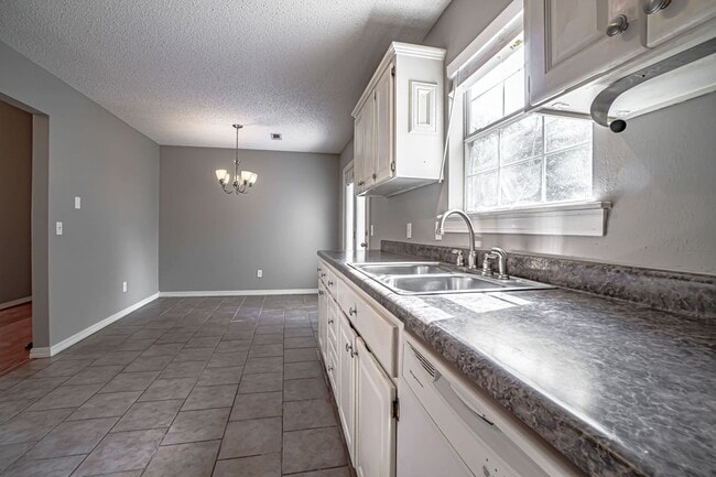 Building Photo - Quaint Family Home in  Springdale