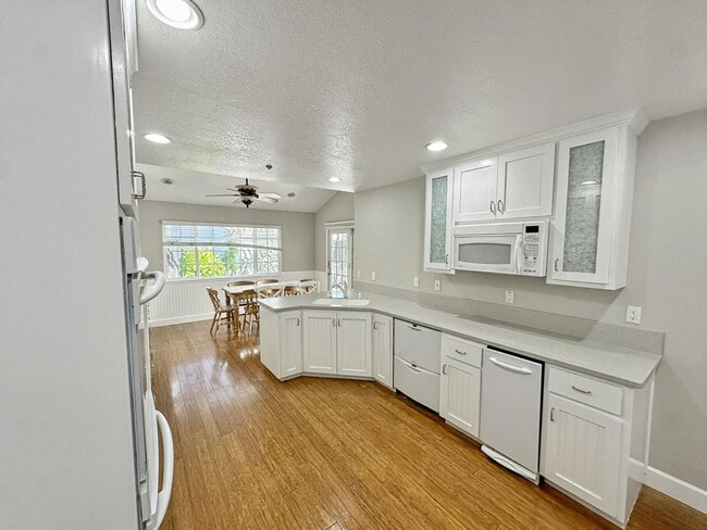 Building Photo - Elegant & Spacious 3BD Home | Pool Access,...