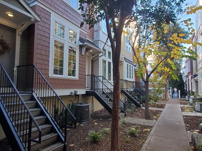 Building Photo - Spacious Townhome, Bonus Room, Fresh Paint...