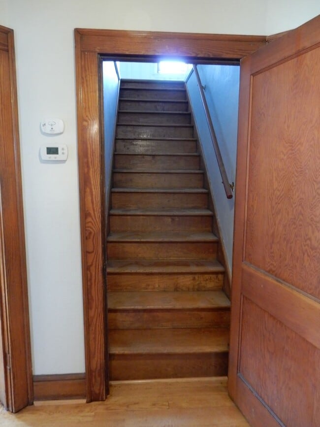 Building Photo - 3 BR home with fantastic location in the h...