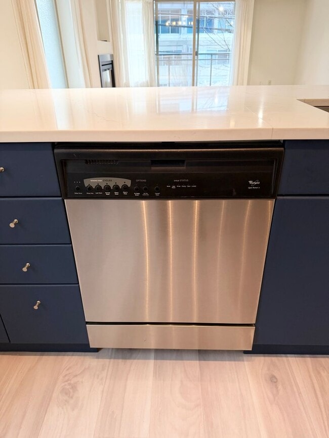 Building Photo - 1550 Eastlake Ave E