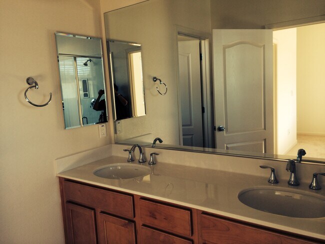 Building Photo - 830 San Bernardo Ln