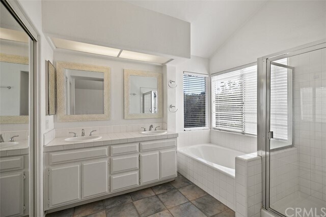 Building Photo - 24 Amarante