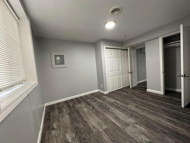 Building Photo - 833 E 21st Ave