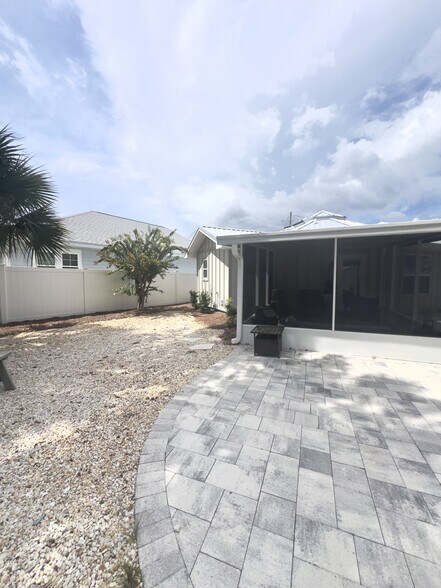 Building Photo - 213 Oleander Ct