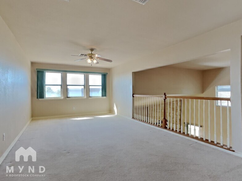 Building Photo - 914 Almadin