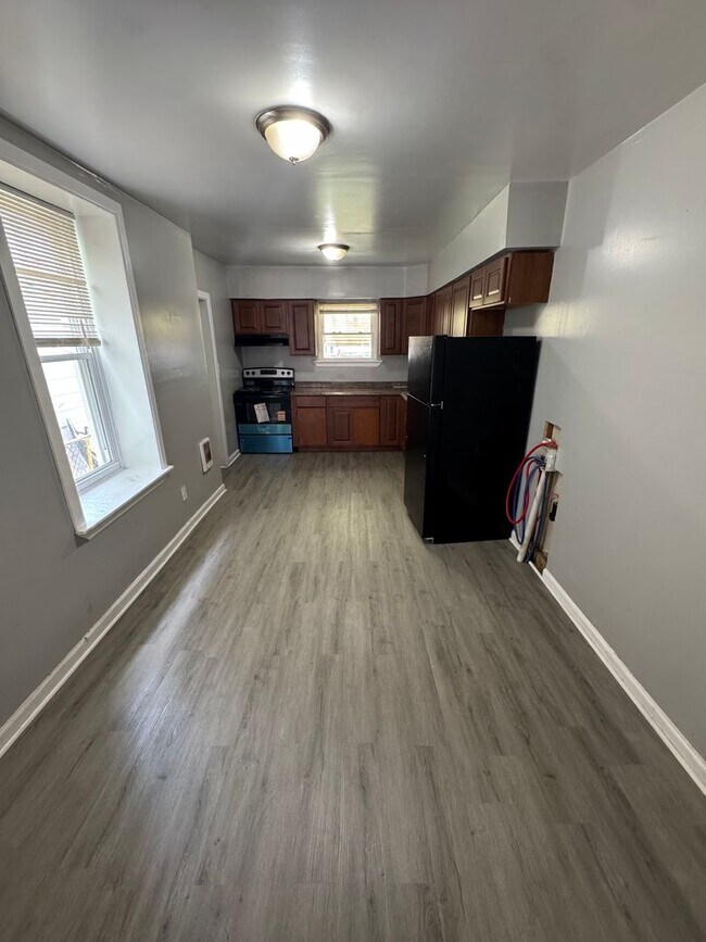 Building Photo - 2 bedroom 1 bath w/ an additional room