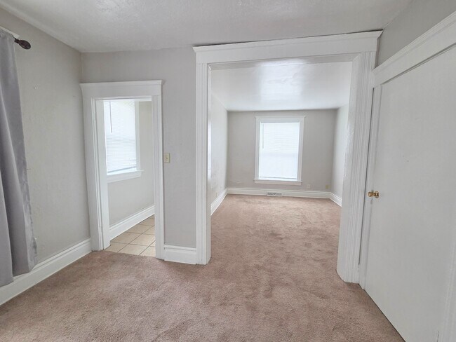 Building Photo - 215 W Masterson Ave