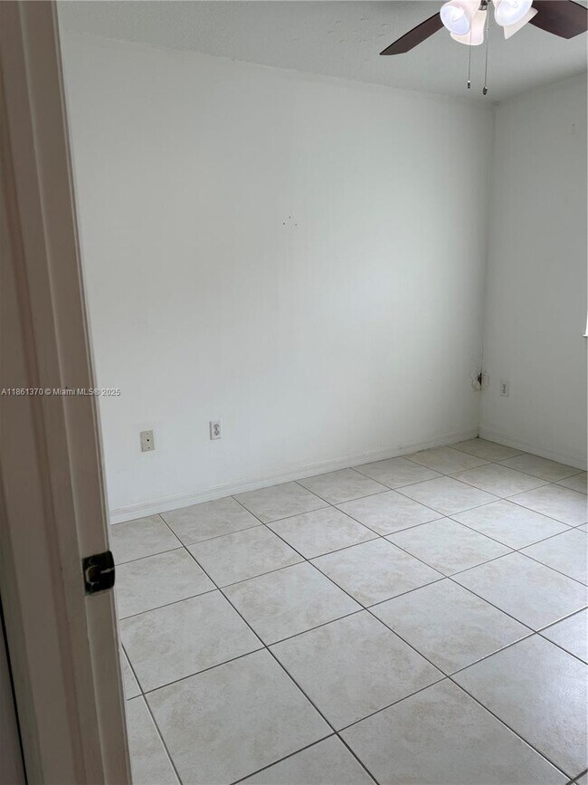 Building Photo - 1261 SE 28th Ct