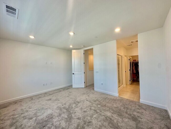 Building Photo - Modern 3BR Townhome in Ocean View Hills with Attached Garage & Open Floor Plan