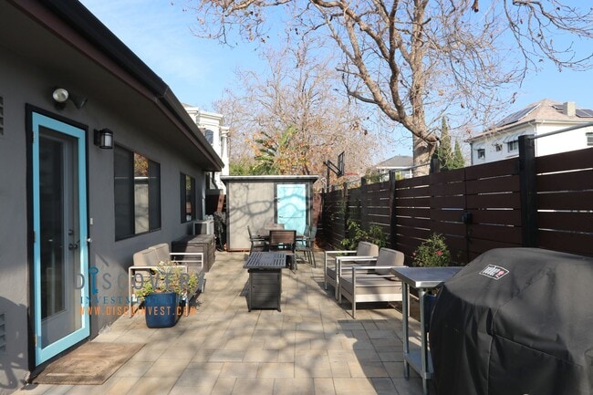 Building Photo - Centrally Located Mid-Century Contemporary Home