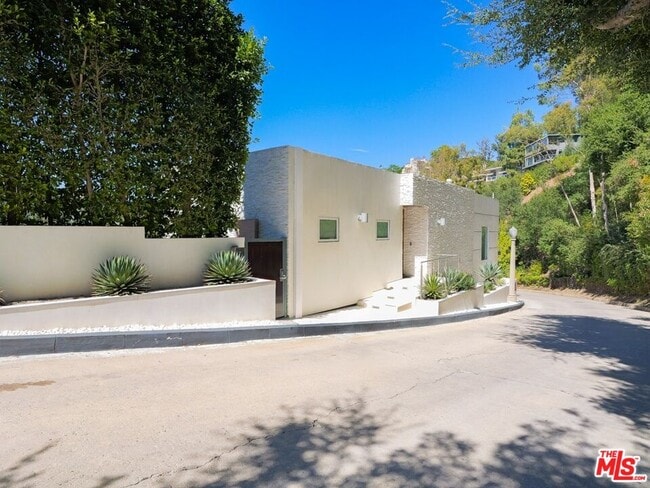 Building Photo - 9422 Readcrest Dr