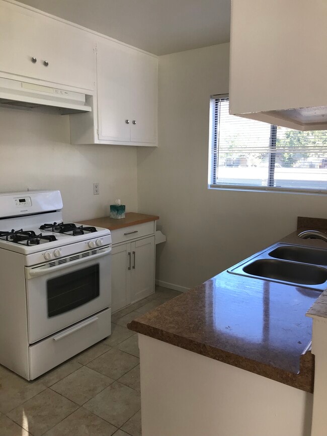 Kitchen - 319 Mariposa Ave
