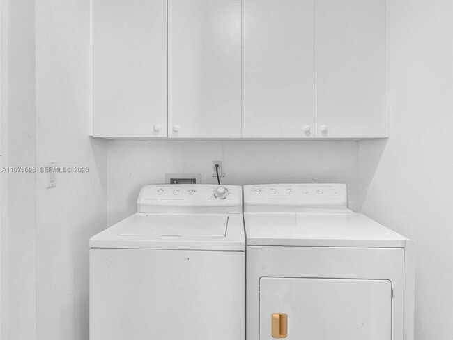 Building Photo - 2020 N Bayshore Dr