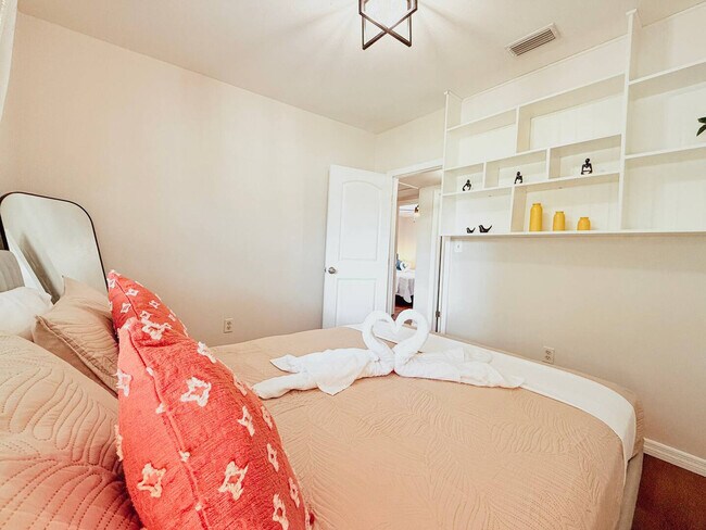 Building Photo - 904 15th St NE