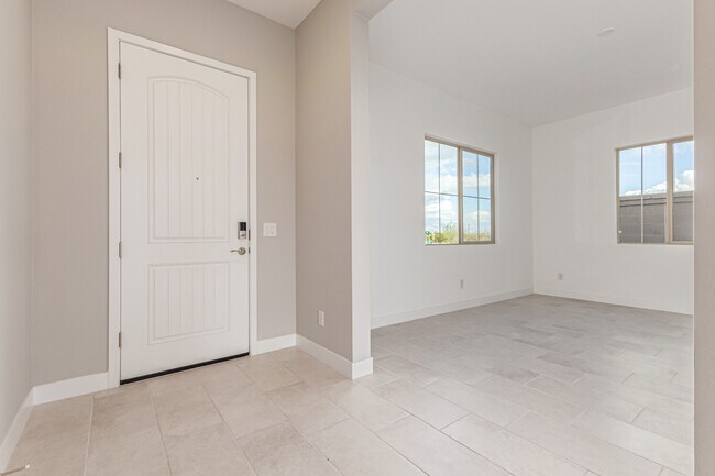 Building Photo - 713 W Longwood Dr