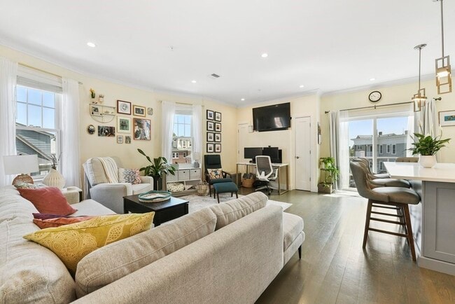 Building Photo - 224 M St