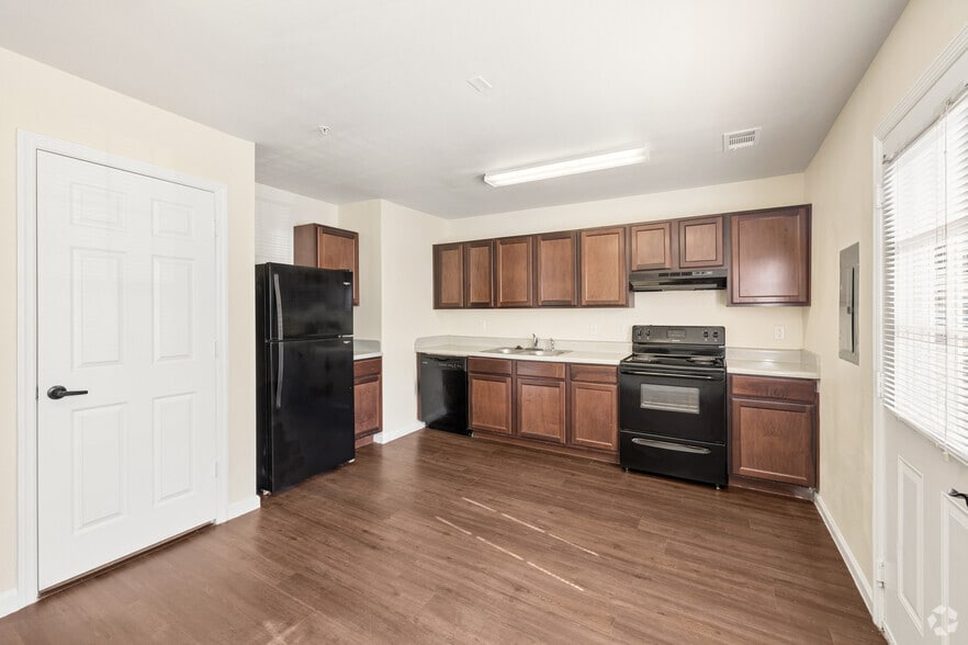 2BR, 2BA - 1,006SF - Kitchen - Hallmark Station