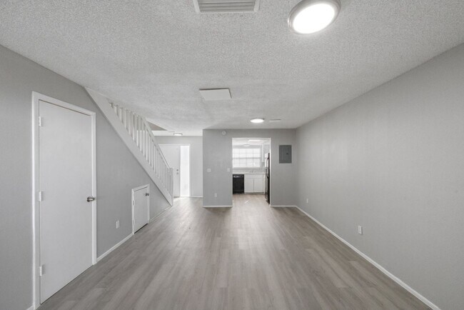 Building Photo - ***CUTE! Largo Townhome NOW *** 2 Bed. 1&1...