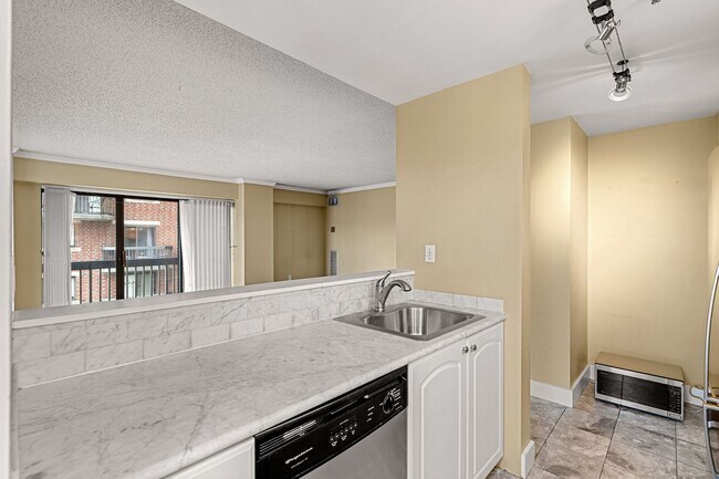 Building Photo - 1Br/1Bth, ready to move in. Heat/Hot Water...
