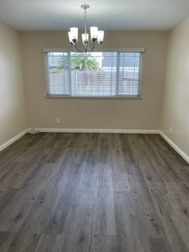 Building Photo - Beautiful 4 Bedroom Home in Huntington Beach