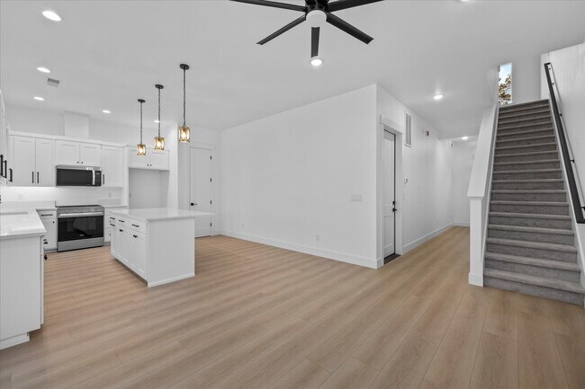 Building Photo - 208 Bogey Ln