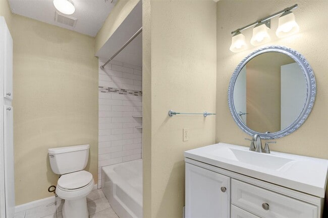 Building Photo - 3 BD / 2.5 BR Townhome in Memorial Club co...