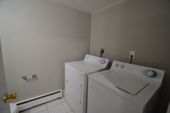 Building Photo - 4417 Carefree Cir N