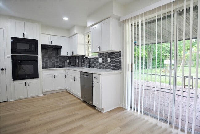 Building Photo - 536 Castlelake Dr