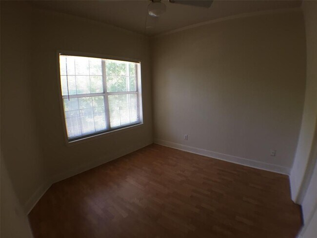 Building Photo - 2100 San Gabriel St