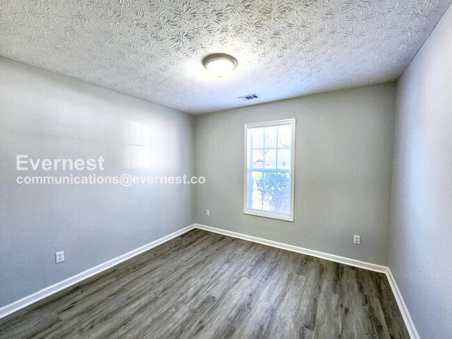 Building Photo - 511 White Oak Dr