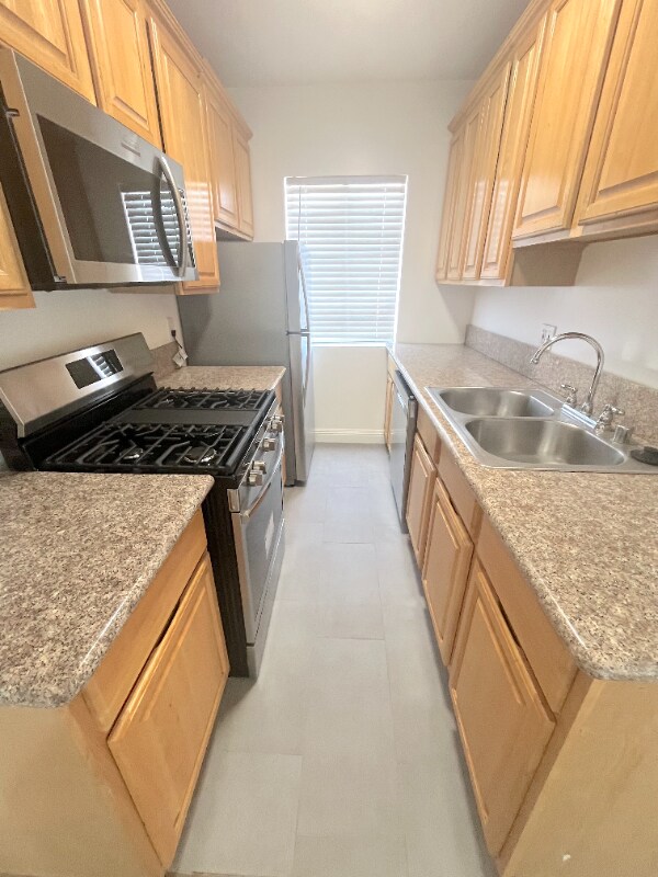 Building Photo - 10753 Palms Blvd