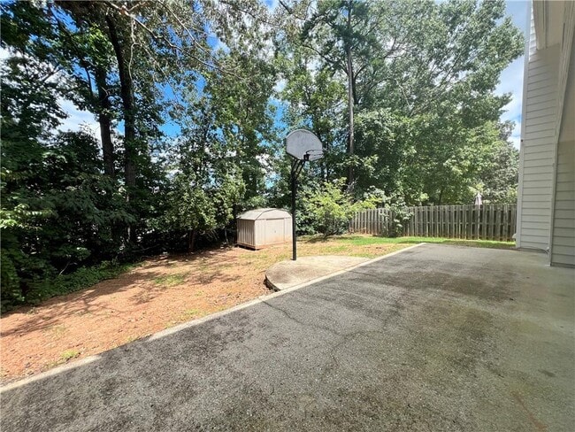 Building Photo - 3250 Northcliff Dr