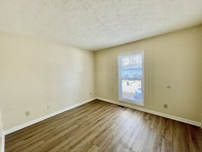 Building Photo - 2 bedroom, 1.5 bathroom townhome in Creeks Edge. Accepts Section 8.