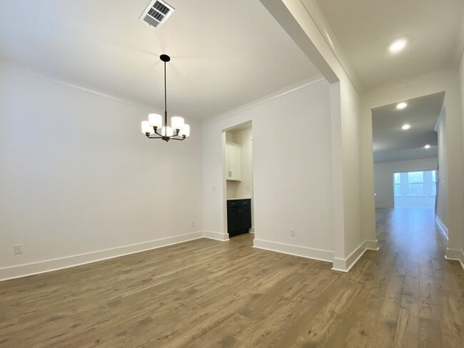 Building Photo - 647 Conifer Dr