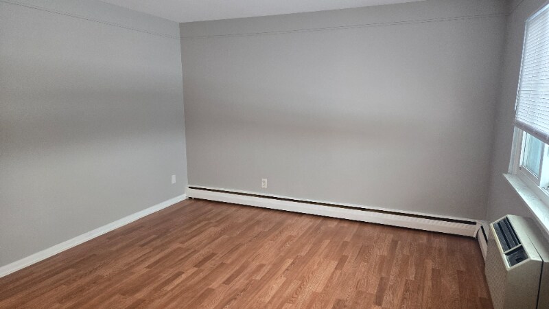 Building Photo - 705 E Bennett Ave