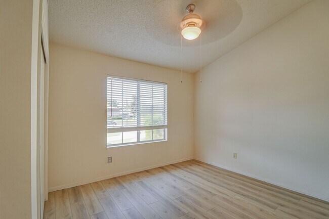 Building Photo - Spacious Home in SW Bakersfield!