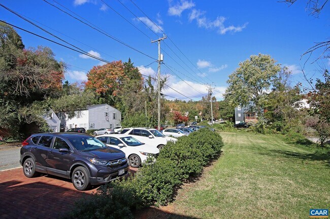 Building Photo - 2323 Fontaine Ave Ext
