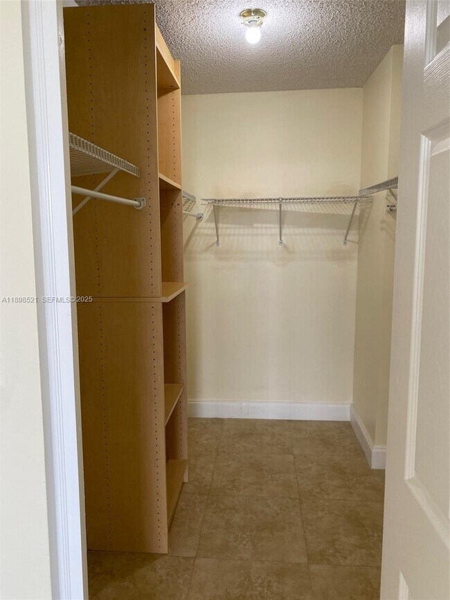 Building Photo - 1000 Parkview Dr