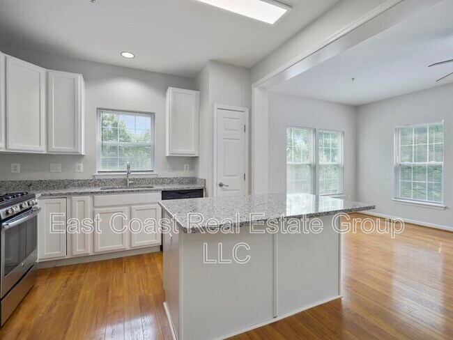 Building Photo - 6100 Newport Terrace