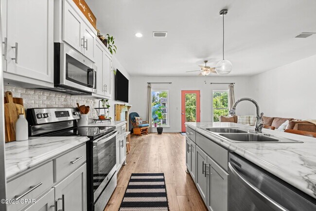 Building Photo - 406 Raven Ln