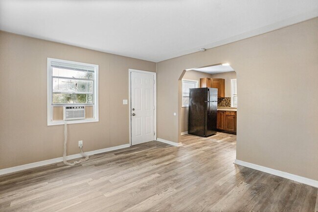 Building Photo - 2 bedroom 1 bath with porch